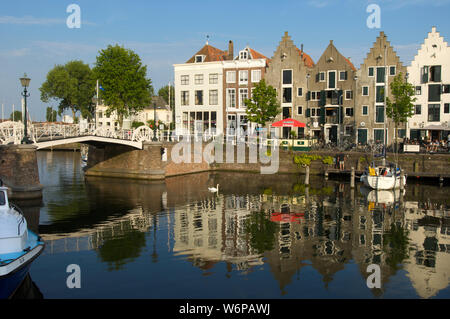 Il Kinderdijk e la Spijker ponte con edifici storici nella città di Middelburg, Paesi Bassi Foto Stock