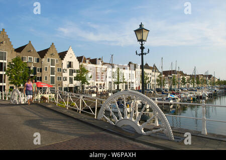 Un paio di passeggiate con il cane a Kinderdijk e la Spijker ponte con edifici storici nella città di Middelburg, Paesi Bassi Foto Stock
