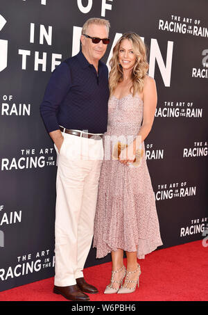 LOS ANGELES, CA - 01 agosto: Kevin Costner (L) e Christine Baumgartner frequentare la premiere del XX Century Fox "l'arte di correre sotto la pioggia" a El Capitan theater su agosto 01, 2019 a Los Angeles, California. Foto Stock