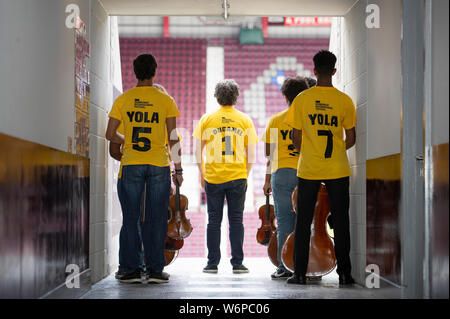 Los Angeles Philharmonic Orchestra Gustavo Dudamel con giovani musicisti della Orchestra dei giovani di Los Angeles a Tynecastle Park Stadium, Edimburgo, precedendo il 2019 Edinburgh International Festival apertura dell'evento. Foto Stock