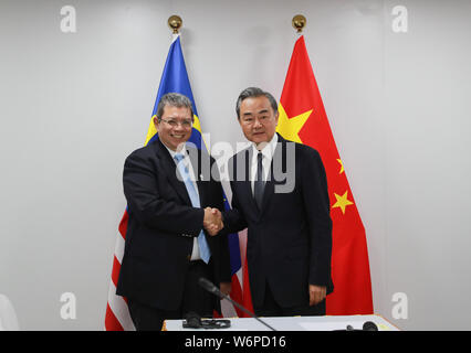 Bangkok, Tailandia. 2 agosto, 2019. Cinese il consigliere di Stato e Ministro degli Esteri Wang Yi (R) soddisfa con Malaysian Ministro degli Affari esteri Abdullah Saifuddin a Bangkok, Thailandia, 2 agosto 2019. Credito: Zhang Keren/Xinhua/Alamy Live News Foto Stock