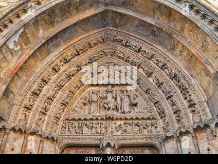 A Timpano della facciata principale della Catedral a Leon, Castilla y Leon, Spagna Foto Stock