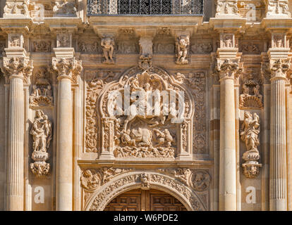 Santiago (Saint James) bassorilievo su ingresso principale, Hostal de San Marcos, Convento de San Marcos, parador, stile Plateresque, in Leon, Spagna Foto Stock