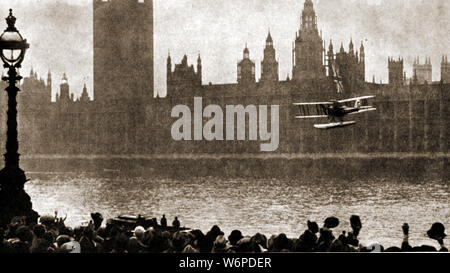 1926 - Sir Alan John Cobham, KBE, AFC (1894 - 21 1973) - Sir Alan Cobham's aereo arrivando in Gran Bretagna dopo il suo volo da Australia Foto Stock