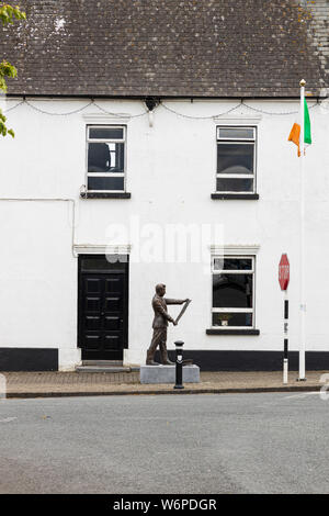 Thomas MacDonagh statua in bronzo del 1916 leader in salita da Mark Rode in Cloughjordan, nella contea di Tipperary, Irlanda Foto Stock