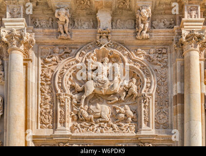 Santiago (Saint James) bassorilievo su ingresso principale, Hostal de San Marcos, Convento de San Marcos, parador, stile Plateresque, in Leon, Spagna Foto Stock