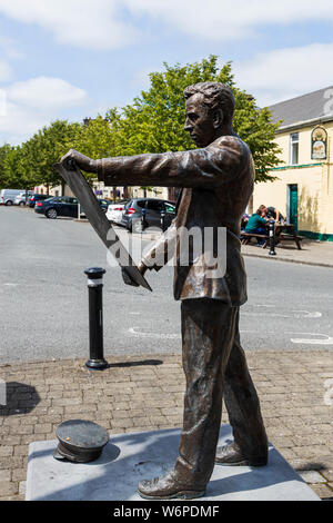 Thomas MacDonagh statua in bronzo del 1916 leader in salita da Mark Rode in Cloughjordan, nella contea di Tipperary, Irlanda Foto Stock