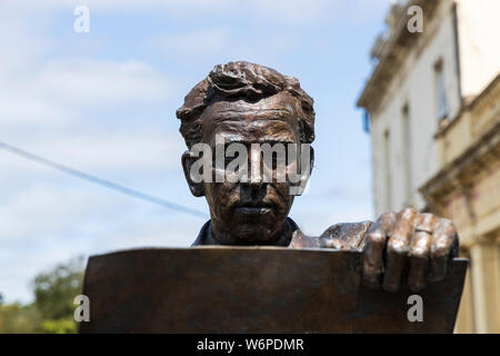 Thomas MacDonagh statua in bronzo del 1916 leader in salita da Mark Rode in Cloughjordan, nella contea di Tipperary, Irlanda Foto Stock