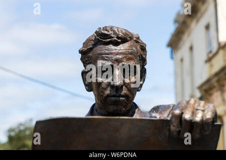 Thomas MacDonagh statua in bronzo del 1916 leader in salita da Mark Rode in Cloughjordan, nella contea di Tipperary, Irlanda Foto Stock