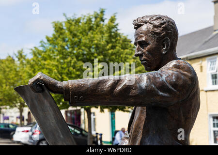 Thomas MacDonagh statua in bronzo del 1916 leader in salita da Mark Rode in Cloughjordan, nella contea di Tipperary, Irlanda Foto Stock