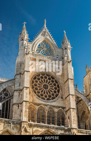 Gable, rosone in facciata principale della Catedral a Leon, Castilla y Leon, Spagna Foto Stock