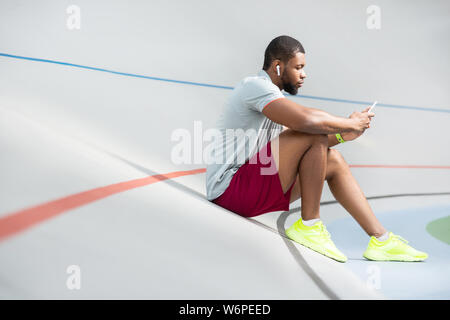 Montare il giovane americano africano uomo rilassante dopo allenamento Foto Stock