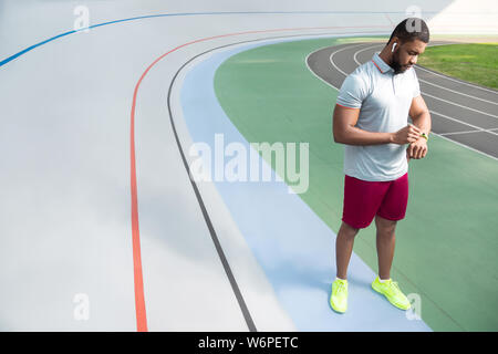 Americano africano uomo sportive nel controllo della sua idoneità tracker Foto Stock