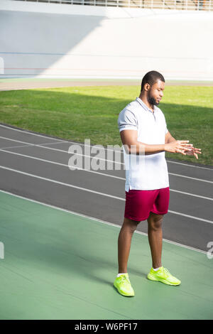 Giovane atleta preparo mentalmente per l'allenamento mattutino Foto Stock