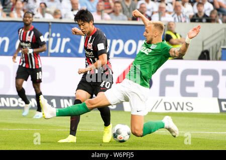 Francoforte, Deutschland. 02Aug, 2019. Daichi KAMADA (sinistra, F) versus Mihkel Ainsalu (Flora), azione, duelli, Calcio Europa League, qualifica, 2° round, Rueckspiel, Eintracht Francoforte (F) - FC Flora Tallinn (Flora) 2: 1, su 01.08. 2019 a Francoforte, in Germania. | Utilizzo di credito in tutto il mondo: dpa/Alamy Live News Foto Stock