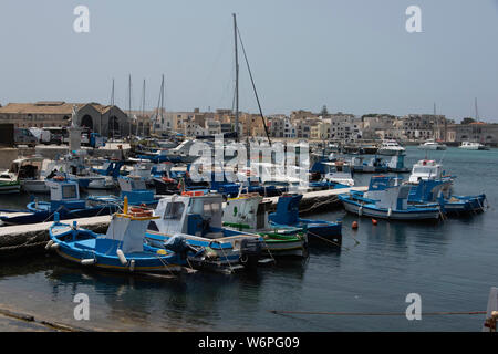 Barche da pesca in marina all' isola di Favignana, Sicilia Foto Stock