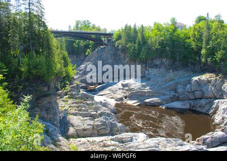 Fiume lasciando la cascata con bridge, Grand Falls, NB, Canada Foto Stock