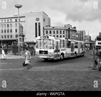 Un allievo conducente sotto istruzione aziona un uomo Bendy bus (NUOVO in 1978) intorno Fitzalan Square, il centro della città di Sheffield. Nota la C&Un department store in background. L'originale edificio Art Deco è stato distrutto durante la seconda guerra mondiale. Lo stile modernista è stato aggiunto per il negozio ricostruito negli anni cinquanta del Novecento Foto Stock