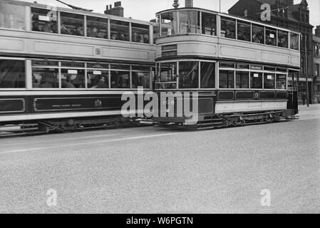 Un stile standard Sheffield tram n. 404 sulla rotta da e per il distretto di Darnall. Immagine scattata negli anni cinquanta Foto Stock