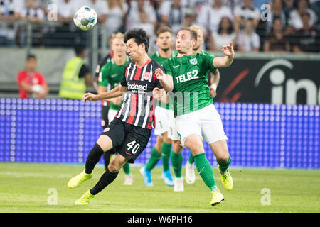 Francoforte, Deutschland. 02Aug, 2019. Daichi KAMADA (sinistra, F) versus Vladislav Kreida (Flora), azione, duelli, Calcio Europa League, qualifica, 2° round, Ruckck, Eintracht Francoforte (F) - FC Flora Tallinn (Flora) 2: 1, su 01.08. 2019 a Francoforte, in Germania. | Utilizzo di credito in tutto il mondo: dpa/Alamy Live News Foto Stock