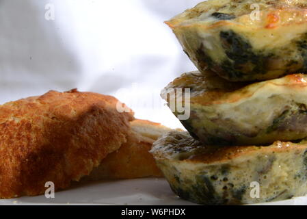 Cesto pieno di cibi che serve cibo con patatine fritte olive vegetariani vegan cetriolo calce fast food e alimenti insalubri cibi spazzatura bellezza del pane Foto Stock