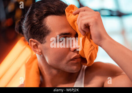 Faccia di un bel giovane azienda asciugamano Foto Stock