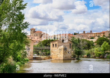 I mulini ad acqua sul fiume Douro a Zamora con la città vecchia e la chiesa di San Isidoro in background, provincia di Zamora, Castilla y Leon, Spagna. Foto Stock
