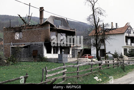 Il 26 aprile 1993 la pulizia etnica durante la guerra in Bosnia centrale: una casa bruciata e ristorante/caffetteria lungo la strada tra Busovača e Medovici, attaccato da HVO (croato-bosniaci forze) dieci giorni prima. Foto Stock