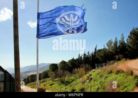 Un menorah blu sventola al Mitspe Adi-Metula sicurezza scenica strada vicino a Metulla Israele. Foto Stock