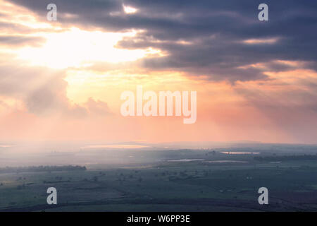 Una vista delle alture del Golan di Israele al tramonto di un giorno nuvoloso da Tel Tariffe vicino alla frontiera siriana. Foto Stock