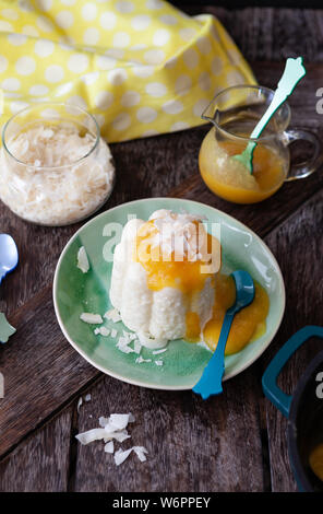 Vegano esotici budino di riso al cocco e salsa di mango Foto Stock