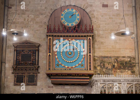Exeters orologio astronomico che risale al 1484, con un più piccolo minuto comporre aggiunto nel 1760. Interno della Cattedrale di Exeter. Exeter, Regno Unito. (110) Foto Stock