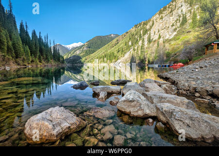 Vista del basso lago Kolsay in Kolsay Lakes National Park, regione di Almaty, Kazakhstan Foto Stock