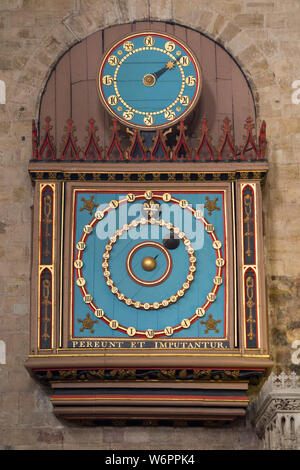 Exeters orologio astronomico che risale al 1484, con un più piccolo minuto comporre aggiunto nel 1760. Interno della Cattedrale di Exeter. Exeter, Regno Unito. (110) Foto Stock