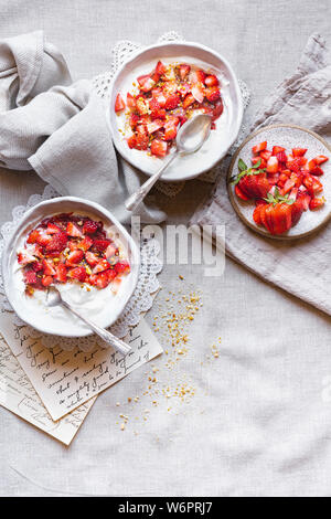 In casa lo yogurt greco , Mascarpone, composta di fragola , fragole fresche e i dadi. Foto Stock