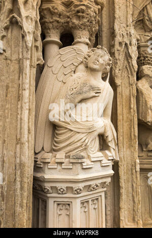 Close up della statua di pietra figure / statue / figura / scultura scolpita nella schermata Immagine a ovest la facciata anteriore sulla parte esterna della Cattedrale di Exeter. Regno Unito (110) Foto Stock