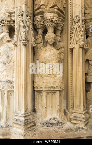 Close up della statua di pietra figure / statue / figura / scultura scolpita nella schermata Immagine a ovest la facciata anteriore sulla parte esterna della Cattedrale di Exeter. Regno Unito (110) Foto Stock