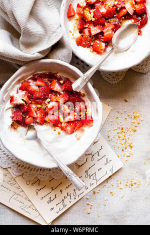 In casa lo yogurt greco , Mascarpone, composta di fragola , fragole fresche e i dadi. Foto Stock
