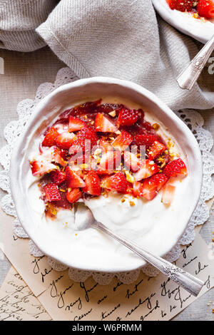 In casa lo yogurt greco , Mascarpone, composta di fragola , fragole fresche e i dadi. Foto Stock