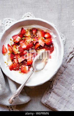In casa lo yogurt greco , Mascarpone, composta di fragola , fragole fresche e i dadi. Foto Stock