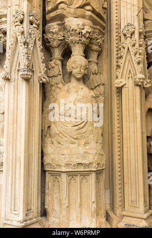 Close up della statua di pietra figure / statue / figura / scultura scolpita nella schermata Immagine a ovest la facciata anteriore sulla parte esterna della Cattedrale di Exeter. Regno Unito (110) Foto Stock