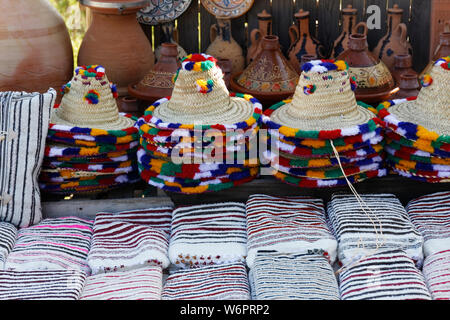 Stallo stradale sulla strada per Chefchaouen da Tangeri, Marocco.Oggetti artigianali E molte altre cose tradizionali sono in vendita. Foto Stock