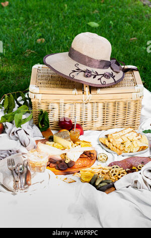 Un picnic estivo presso un parco Foto Stock