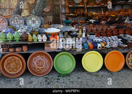 Stallo stradale sulla strada per Chefchaouen da Tangeri, Marocco.Oggetti artigianali E molte altre cose tradizionali sono in vendita. Foto Stock