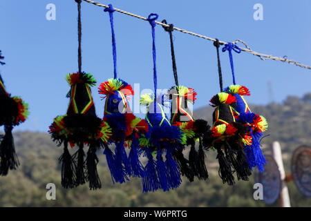 Stallo stradale sulla strada per Chefchaouen da Tangeri, Marocco.Oggetti artigianali E molte altre cose tradizionali sono in vendita. Foto Stock