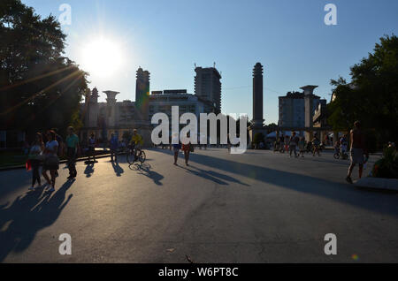 A tarda sera tramonto all'ingresso centrale di Primorski Park (giardino a mare), Varna, Bulgaria, costa del Mar Nero, Luglio 2019 Foto Stock