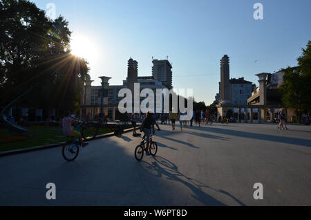 A tarda sera tramonto all'ingresso centrale di Primorski Park (giardino a mare), Varna, Bulgaria, costa del Mar Nero, Luglio 2019 Foto Stock