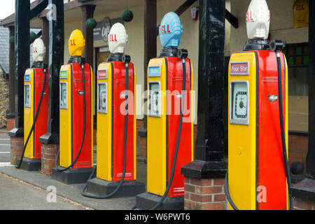 Vecchio vintage pompe di benzina su un vecchio garage piazzale. Regno Unito (110) Foto Stock