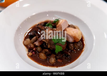 Il pollo sul tessuto osseo stufato con frutta secca e Salsa Bruna Foto Stock