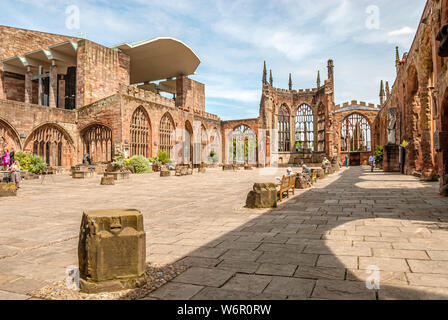 Rovine della cattedrale di Coventry, conosciuta anche come Cattedrale di San Michele, West Midlands, Inghilterra Foto Stock